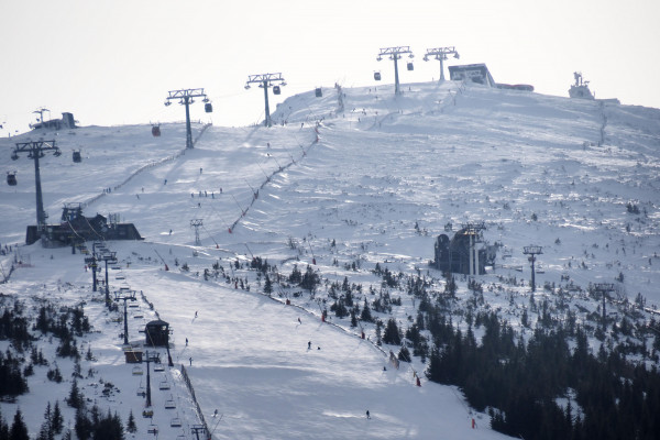 Na Chopku vládne pravá zimná atmosféra. Pozrite sa koľko lyžiarov prišlo do Jasnej